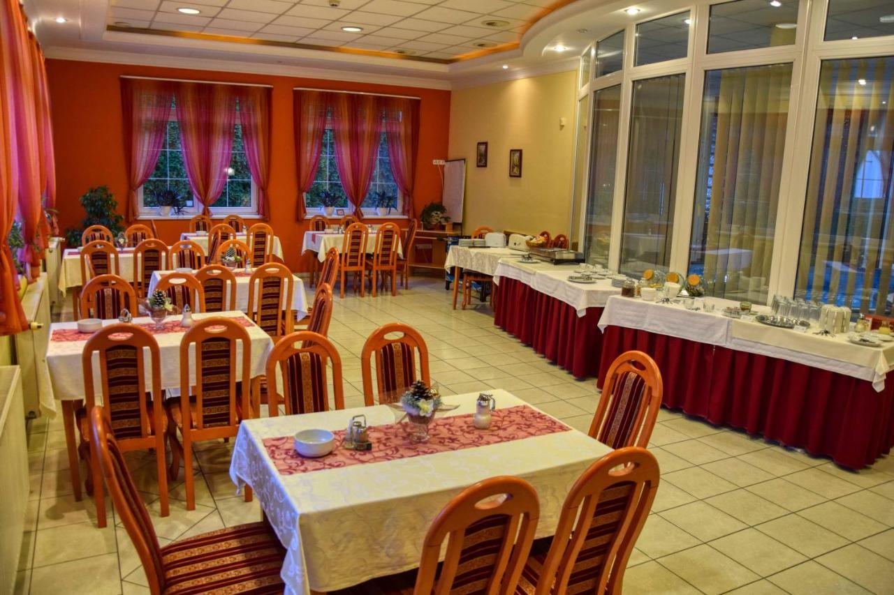 Hotel Penta Lux Tata Ngoại thất bức ảnh