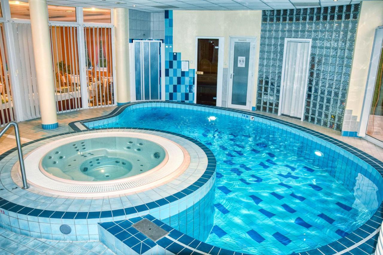 Hotel Penta Lux Tata Ngoại thất bức ảnh