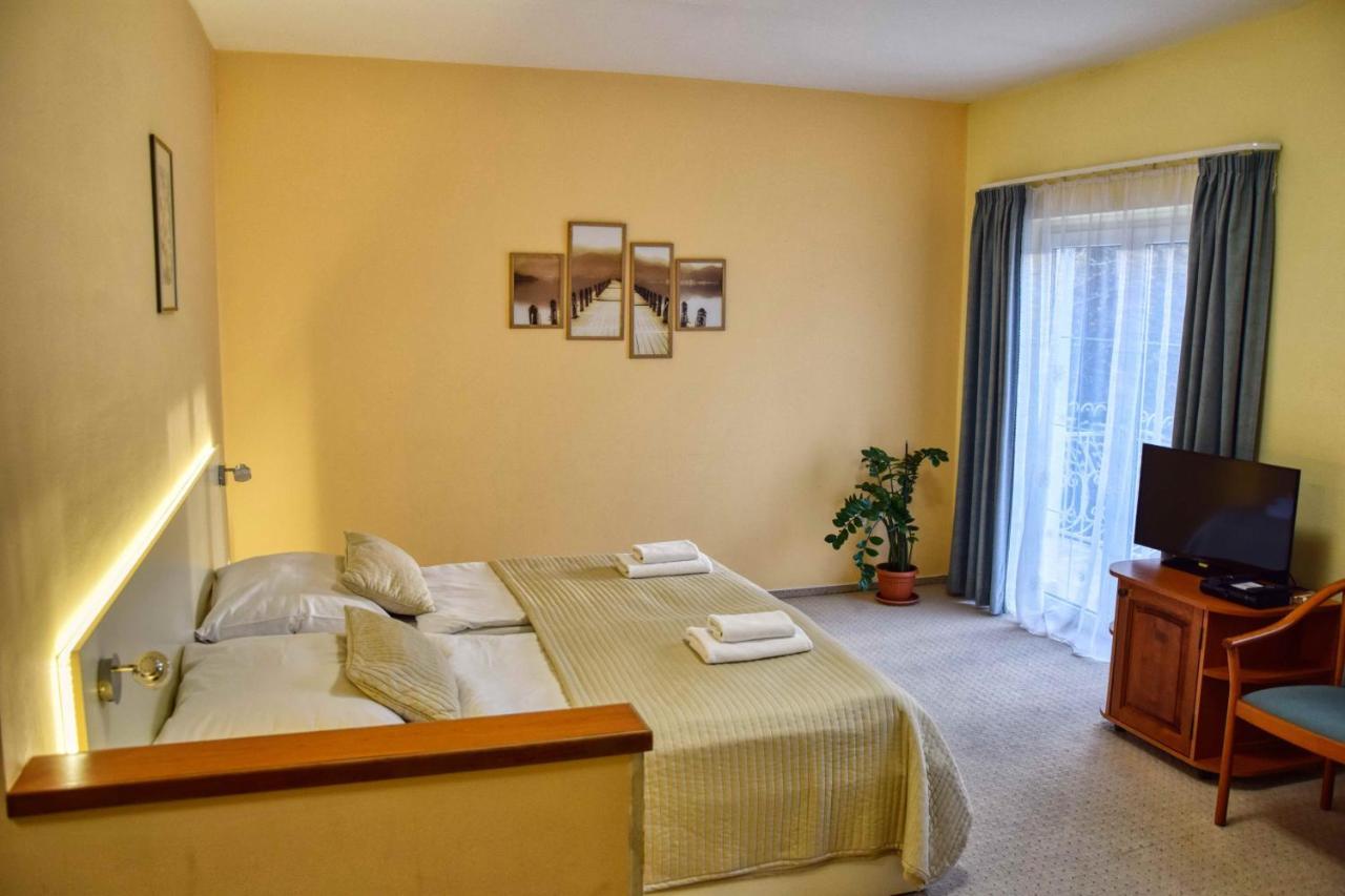 Hotel Penta Lux Tata Ngoại thất bức ảnh