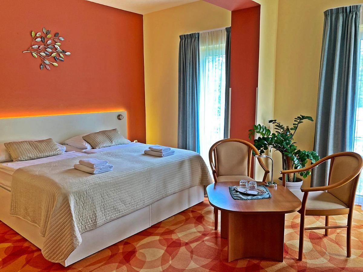 Hotel Penta Lux Tata Ngoại thất bức ảnh