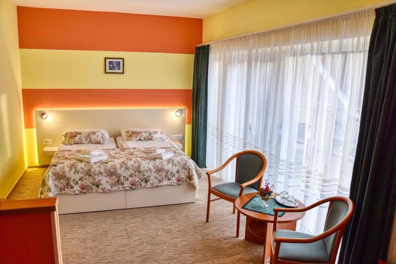 Hotel Penta Lux Tata Ngoại thất bức ảnh