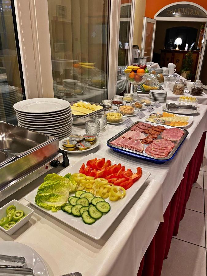 Hotel Penta Lux Tata Ngoại thất bức ảnh