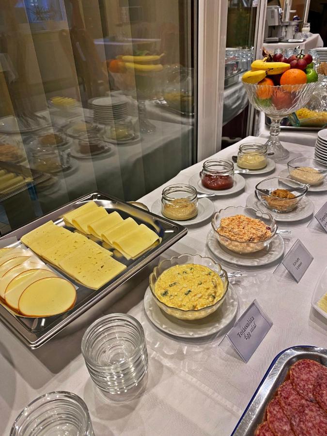 Hotel Penta Lux Tata Ngoại thất bức ảnh